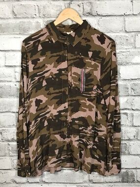 NWT Mystree Lightweight Camo Button-Down Shirt — Olive & Pink. NWT